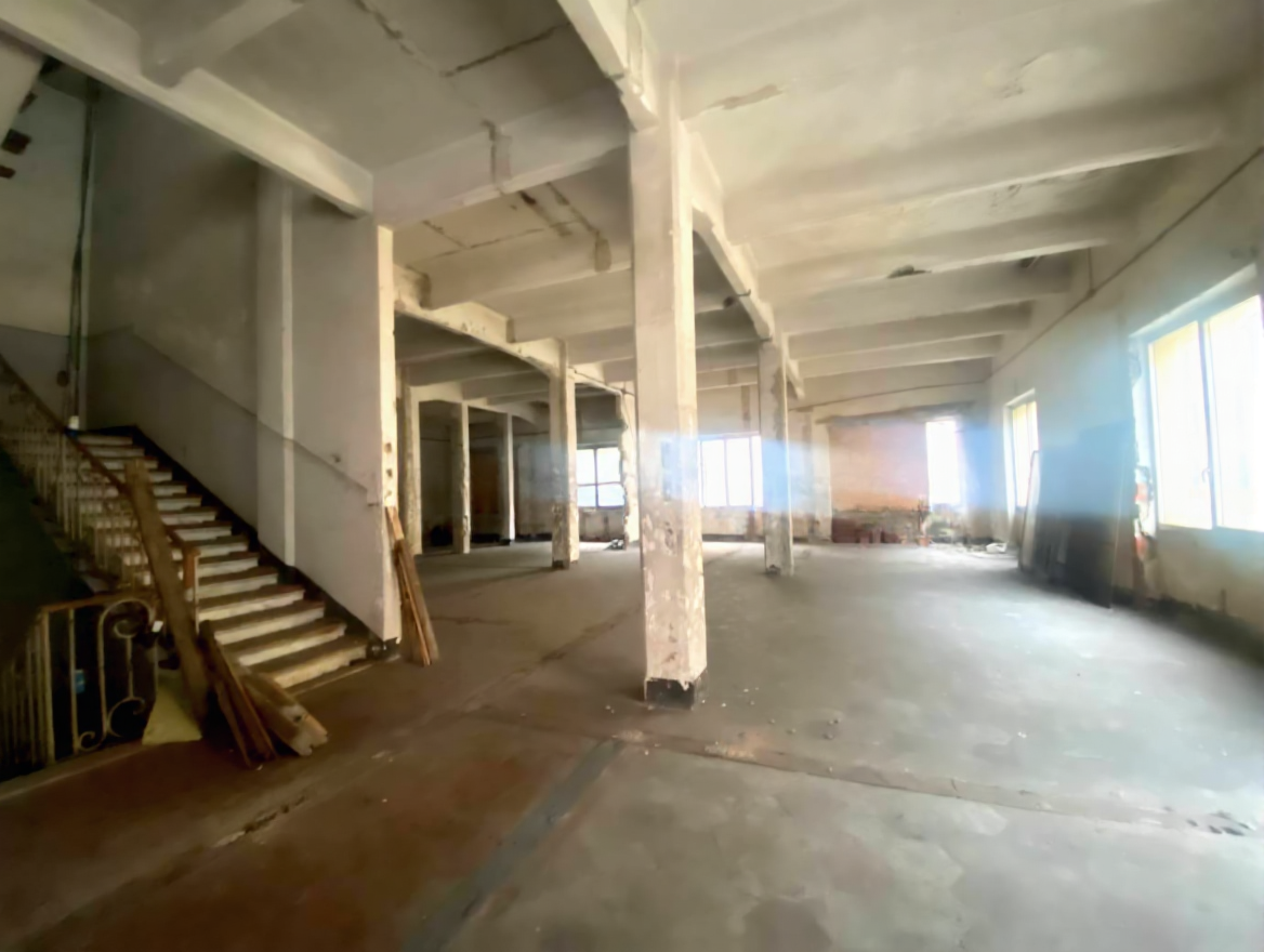 Scatto dell'interno del capannone da riconvertire