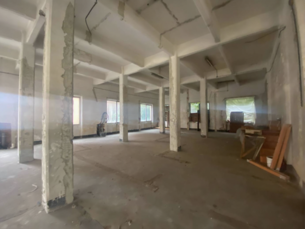 Scatto dell'interno del capannone da riconvertire