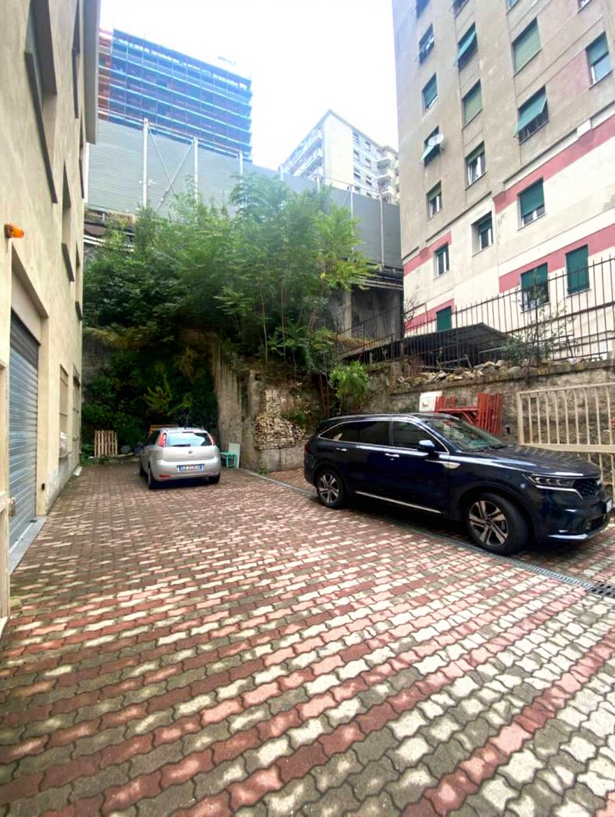 Area parcheggio esistente associata all'immobile