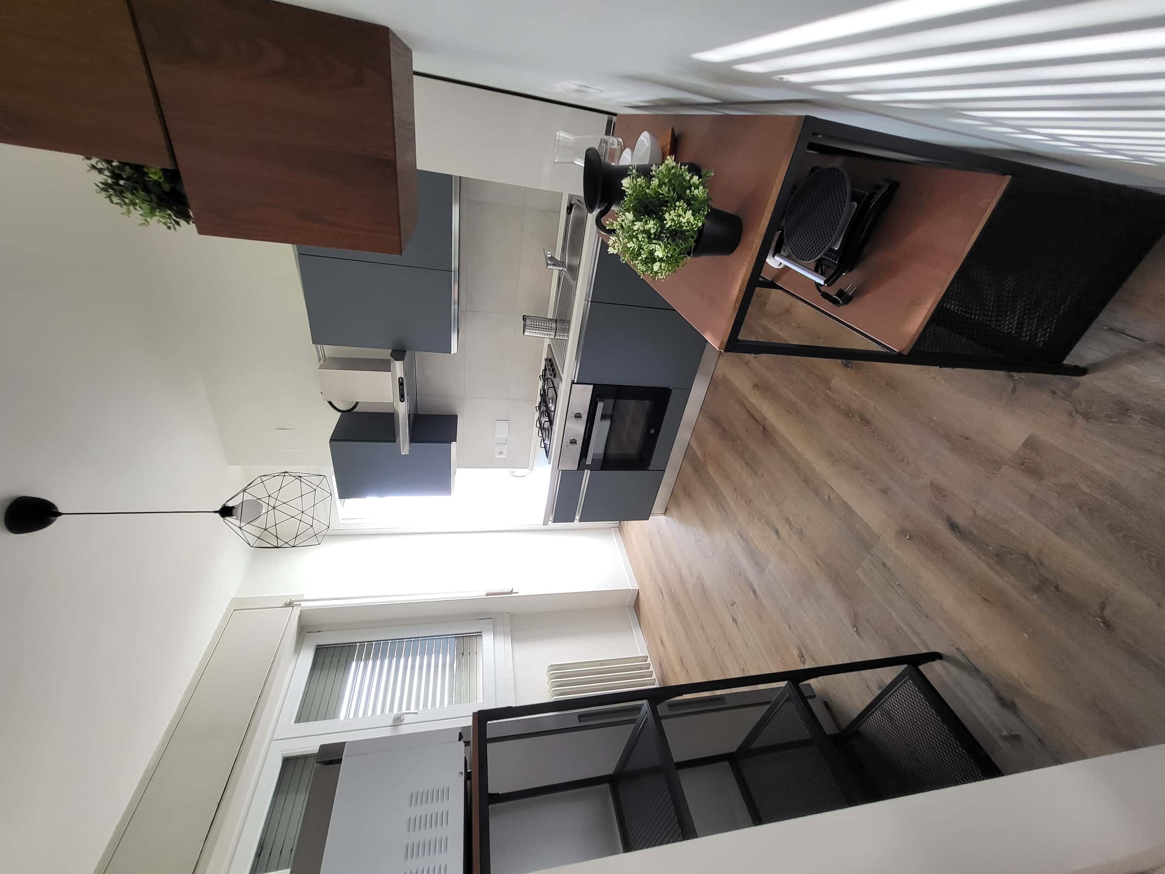 Cucina abitabile con balcone e flussi interni ottimizzati